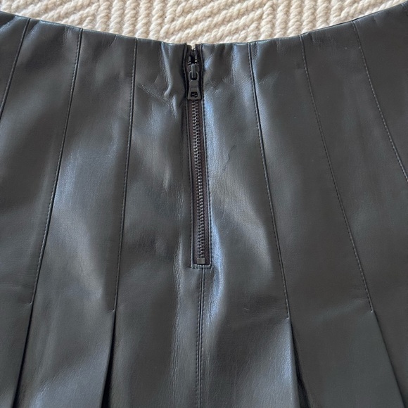 WORN ONCE Alice + Olivia Carter Vegan Leather Pleated Miniskirt - Picture 6 of 11